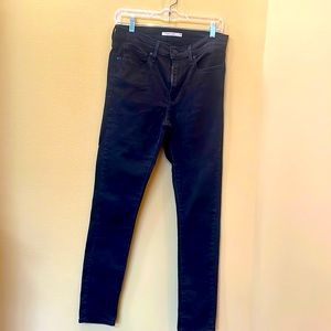 Women’s  Black Levi’s slimming skinny size 30,